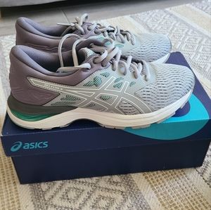 New in a box Asics GEL-FLUX 5